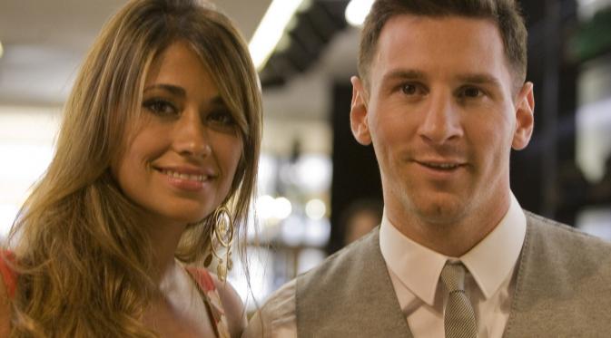 KABAR BAHAGIA - Lionel Messi dan Antonella Rocuzzo dianugerahi putra kedua bernama Mateo. (Daily Mirror)
