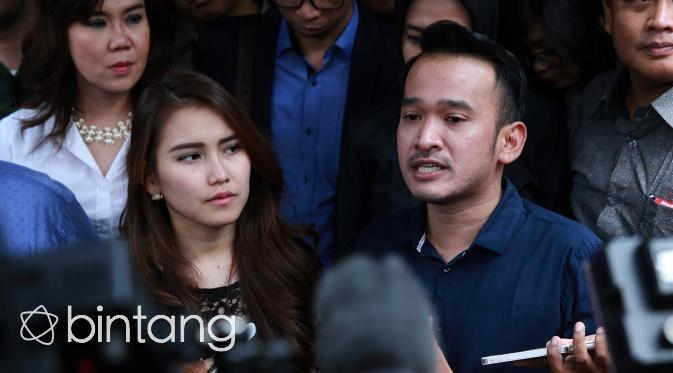 Ayu Ting Ting dan Ruben Onsu melaporkan kasus penjualan bayi mereka. (Wimbarsana/Bintang.com) 