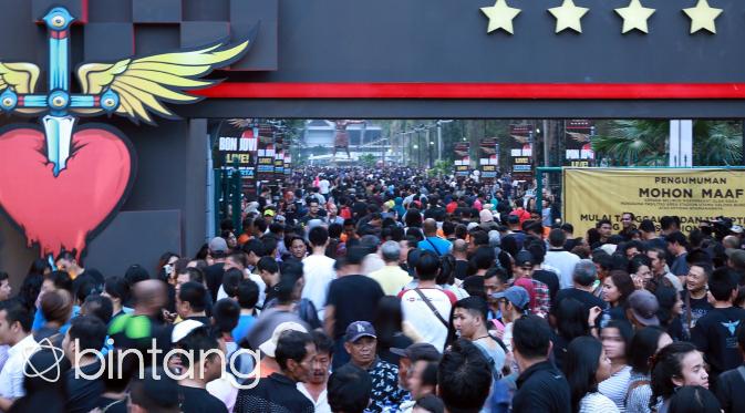 Terik matahari Jakarta tidak menyurutkan antusias masyarakat yang ingin menonton menyaksikan kedigdayaan aksi Bon Jovi malam nanti. (Deki Prayoga/Bintang.com)