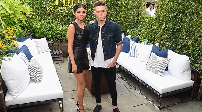 Selena Gomez dan Brooklyn Beckham bertemu di acara pesta salah satu merk fesyen ternama di dunia. (foto: dailymail)