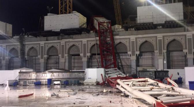 Sebuah crane roboh dan menimpa calon jemaah haji di Masjidil Haram, Mekah, Arab Saudi, Jumat (11/9/2015). Sebanyak 107 orang dilaporkan tewas, termasuk warga negara Indonesia. (AFP PHOTO / STR)