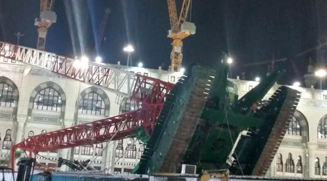 Kerusakan yang disebabkan jatuhnya sebuah crane terlihat di Masjidil Haram Mekah , Arab Saudi, Jumat (11/9/2015). Setidaknya 107 orang tewas akibat sebuah crane besar jatuh saat angin kencang dan hujan lebat melanda Arab Saudi. (REUTERS/Saudi News Agency)