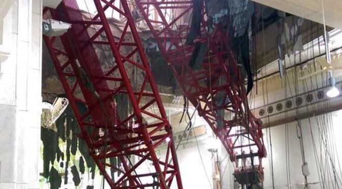 Sisa reruntuhan yang disebabkan jatuhnya sebuah crane di Masjidil Haram Mekah , Arab Saudi, Jumat (11/9/2015). Setidaknya 107 orang tewas akibat sebuah crane besar jatuh saat angin kencang dan hujan lebat melanda Arab Saudi. (REUTERS/Saudi News Agency)