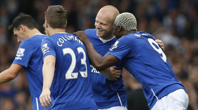 Pemain Everton Steven Naismith merayakan gol ke gawang Chelsea bersama rekan-rekannya dalam lanjutan Liga Premier Inggris, Sabtu (12/9/2015). (Liputan6.com/Reuters / Andrew Yates Livepic )