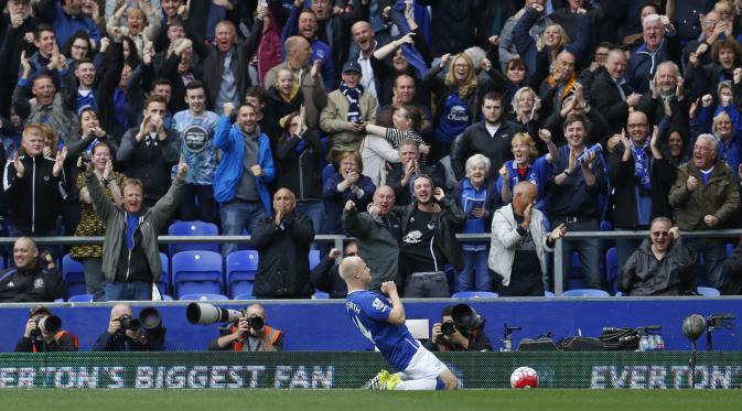 Football - Everton v Chelsea - Barclays Premier League - Goodison Park - 12/9/15 Everton's Steven Naismith celebrates scoring their first goal Action Images via Reuters / Ed Sykes 