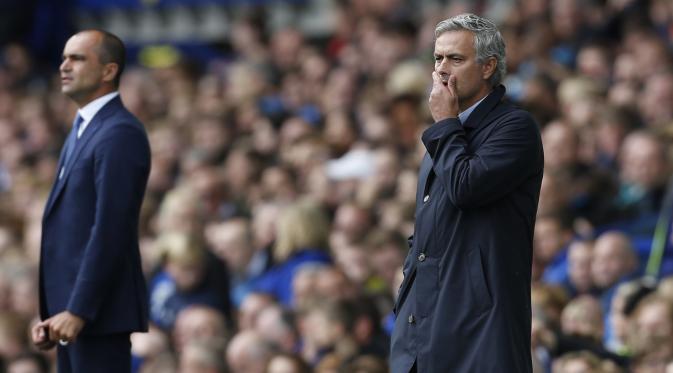 Football - Everton v Chelsea - Barclays Premier League - Goodison Park - 12/9/15 Everton manager Roberto Martínez and Chelsea manager Jose Mourinho (R) Action Images via Reuters / Ed Sykes