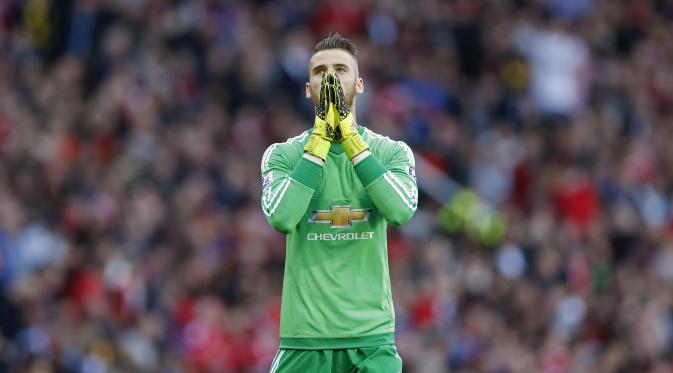 David De Gea berdoa sebelum laga melawan Liverpool (Reuters /BolaLiputan6/ Phil Noble)