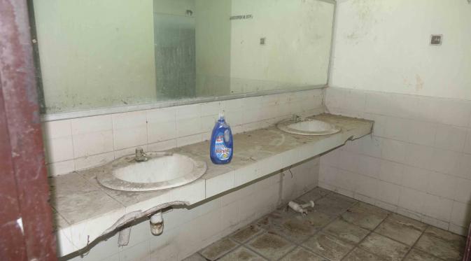 Toilet Wisma Eri Irianto tampak berdebu dan mengeluarkan bau tak sedap. (Bola.com/Zaidan Nazarul)