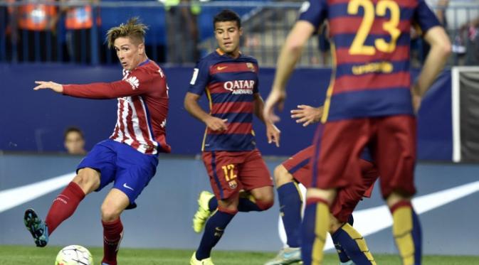 Fernando Torres lepaskan tembakan ketika melawan Barcelona (GERARD JULIEN / AFP)