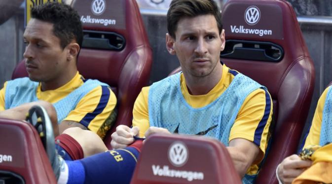 Lionel Messi terpaku di bangku cadangan (AFP)