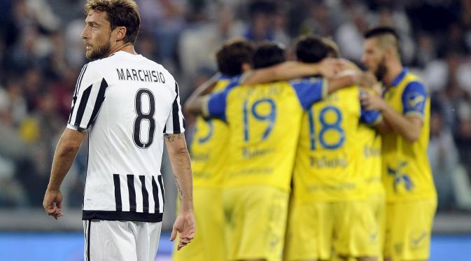Claudio Marchisio menyaksikan selebrasi pemain Chievo (Reuters)
