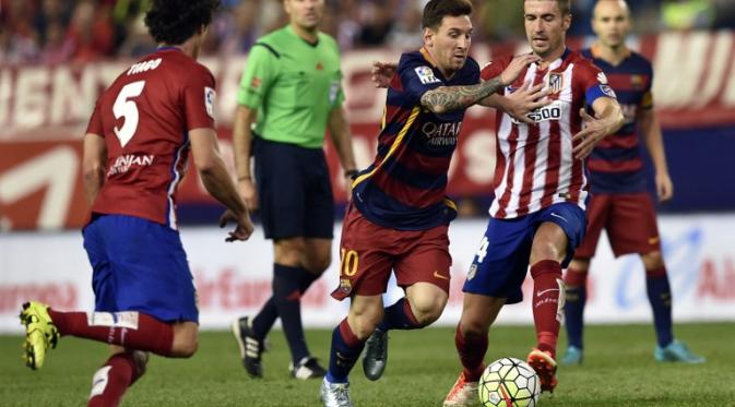 Lionel Messi terobos pertahanan Atletico Madrid (GERARD JULIEN / AFP)