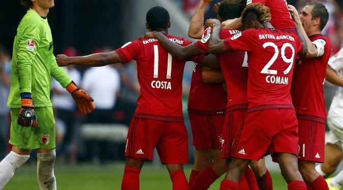 Pemain Muenchen rayakan gol ke gawang Augsburg ( REUTERS/Michael Dalder)