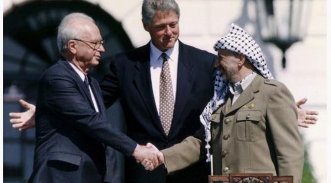 Bill Clinton memperkenalkan Yitzhak Rabin dan Yasser Arafat secara khusus kepada khalayak di Gedung Putih, Washington DC, Amerika Serikat. (Reuters/Gary Hershorn)
