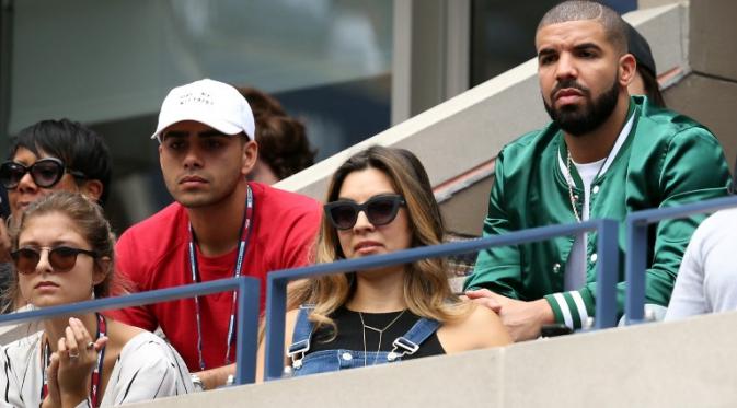 Drake saat menonton laga Serena Williams vs Roberta Vinci (Matthew Stockman/Getty Images/AFP)