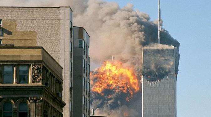 United Airlines Penerbangan 175 menabrak Menara Selatan WTC (Wikipedia)