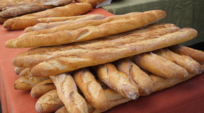 Roti Baguette memiliki ukuran yang tidak biasa. | via: multilingualmamadotcom.files.wordpress.com