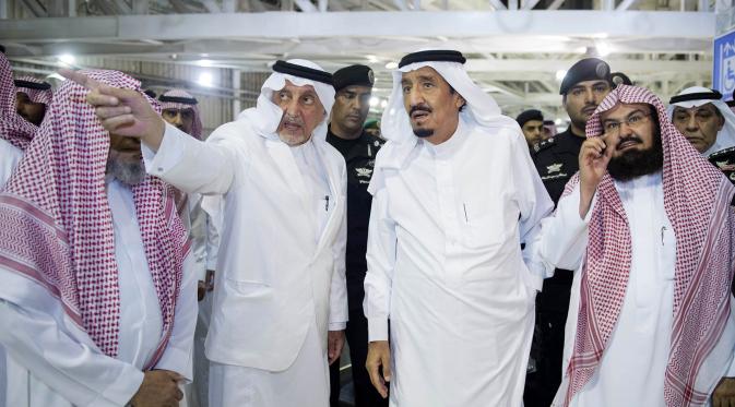 Raja Arab Saudi Salman Bin Abdulaziz Al Saud saat melihat lokasi jatuhnya crane di Masjidil Haram, Kota Mekah, Arab Saudi. Raja akan terus menginvestigasi dan menyelidiki jatuhnya crane. (REUTERS/ Bandar al-Jaloud)
