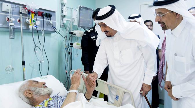 Raja Arab Saudi Salman Bin Abdulaziz Al Saud menjenguk jamaah haji laki laki yang menjadi korban tragedi crane di rumah sakit, Mekah, Arab Saudi. Raja akan terus menginvestigasi dan menyelidiki jatuhnya crane. (REUTERS/ Bandar al-Jaloud)