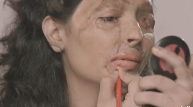 Ikut andil dalam kampanye perlawanan air keras, Reshma unggah tutorial gunakan lipstik.