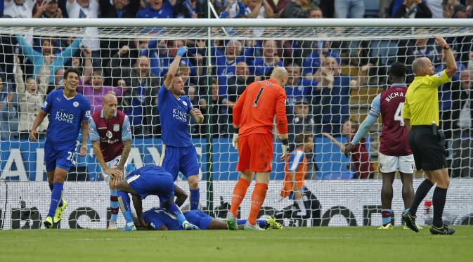 Nathan Dyer terkapar di lapangan usai mencetak gol kemenangan Leicester City atas Aston Villa pada pekan kelima Liga Premier Inggris, Minggu (13/9/2015). (Liputan6.com/Reuters / Andrew Boyers Livepic) 