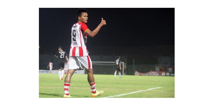 Penyerang Persepam Madura United, Sirvi Arfani usai mencetak empat gol ke gawang Kalteng Putra FC. (Pialakemerdekaan.com)