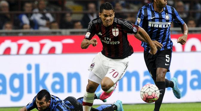 AC Milan's Carlos Bacca (C) challenges Jesus Juan (R) and Gary Medel (L) of Inter Milan during the Italian Serie A soccer match at the San Siro stadium in Milan, Italy, September 13, 2015. REUTERS/Giorgio Perottino