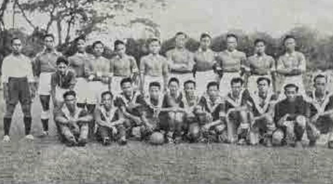 Di zaman penjajahan klub-klub anggota VIJ (nama lawas Persija) memainkan pertandingan kompetisi di sebuah lapangan di kawasan Petojo. (Repro Padji Poestaka)