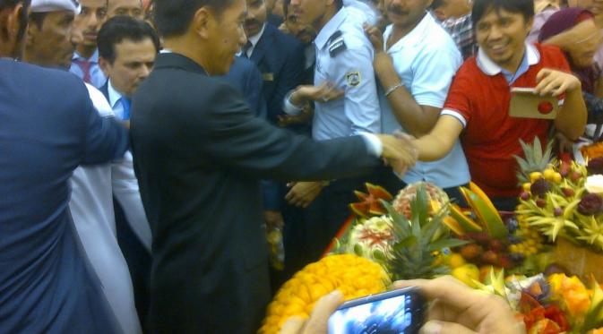 Jokowi tak cuma disambut rakyatnya.