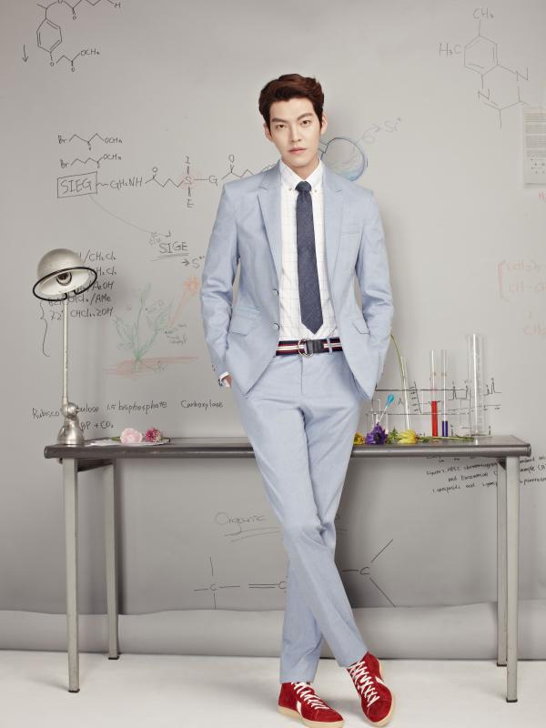 Pria yang berdandan rapih dengan menggunakan sepatu pastinya akan mendapatkan penilaian plus seperti yang selalu digunakan oleh Kim Woo Bin ini, | via: plusimage.lotte.com