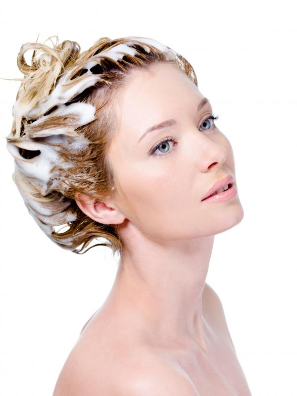 Jangan gunakan lagi sampo yang membuat rambut kamu makin rusak. | via: styleintl.com