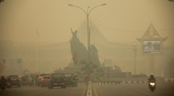 Kantor Gubernur Riau tertutup asap (Liputan6.com/ M Syukur)