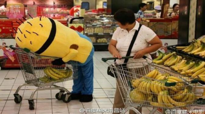 Para Minions membeli pisang di toko buah . (Mashable)