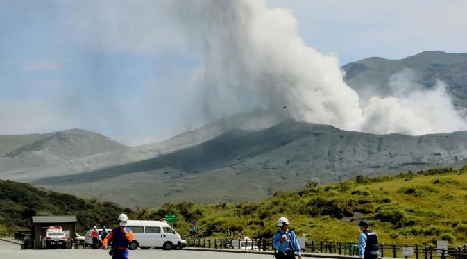 Polisi memantau kawah letusan Gunung Aso di Jepang. (Reuters)