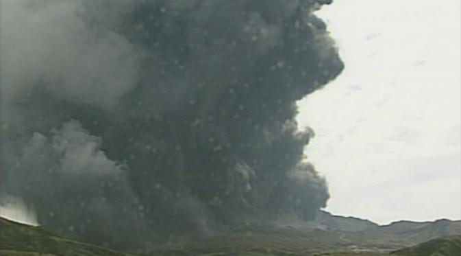 Gunung Aso meletus. (Video Grab Japan Meteorogical Agency/Reuters)
