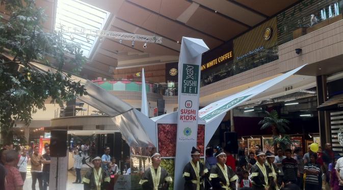 Hasil kreativitas para pengunjung Sushi Tei yang berhasil membuat 622.683 lipatan origrami yang ditaruh ke dalam replika burung bangau setinggi 3 meter berhasil mengumpulkan dana sebesar Rp 100 juta yang diserahkan ke YKAKI