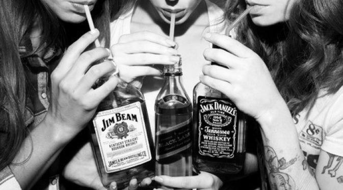 Minum alkohol. | via: tumblr.com