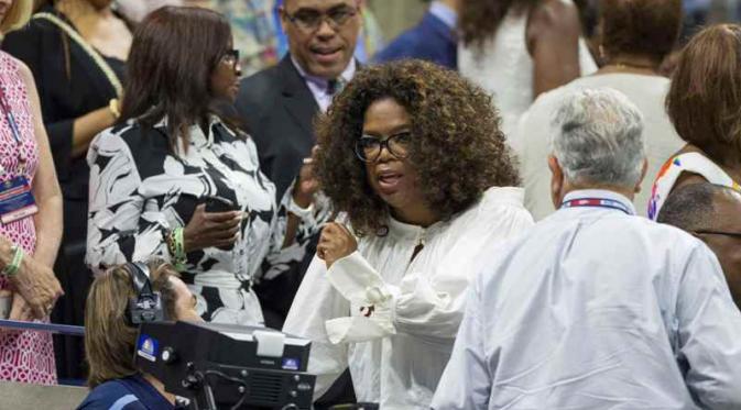 Bintang televisi, Oprah Winfrey, menyaksikan pertandingan Serena Williams versus Venus Williams di AS Terbuka. (Reuters/Carlo Allegri)