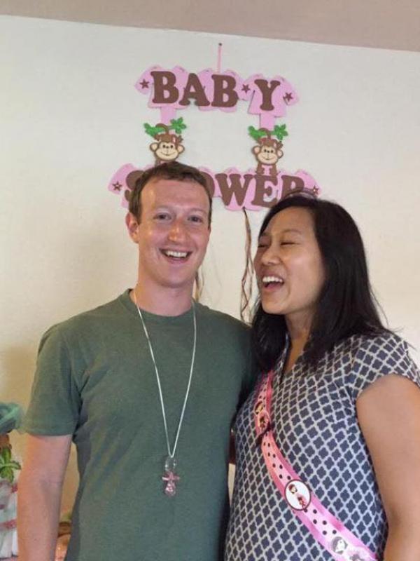 Mark Zuckerberg dan Priscilla Chan berfoto bersama di acara 'baby shower' | via: facebook.com