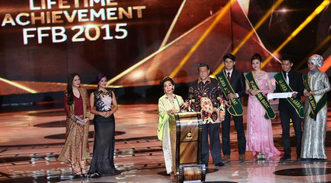 Widyawati menerima penghargaan Lifetime Achievement di Festival Film Bandung (FFB) 2015 (Galih W. Satria/bintang.com)