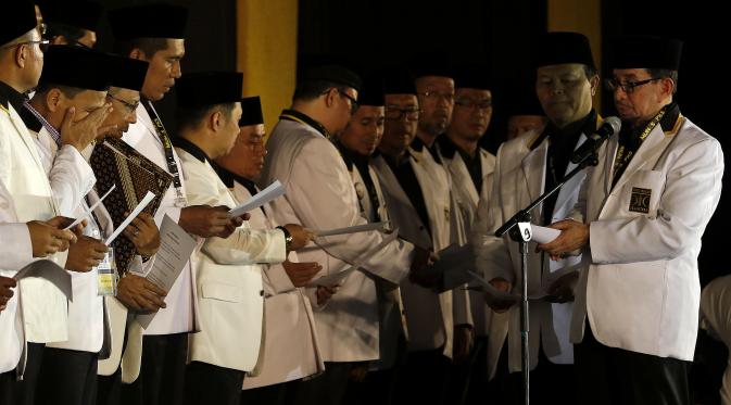 Ketua Majelis Syuro (MS) PKS Salim Segaf Al Jufri (kanan) memimpin pembacaan sumpah pengurus pusat PKS dan diikuti oleh seluruh jajarannya, Depok. (Liputan6.com/Yoppy Renato)