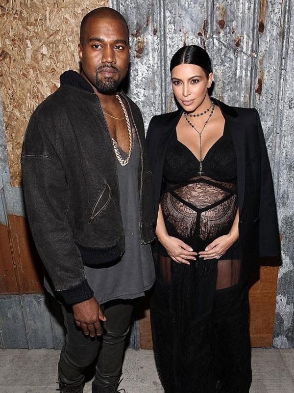 Kim Kardashian dan Kanye West (via dailymail.co.uk)