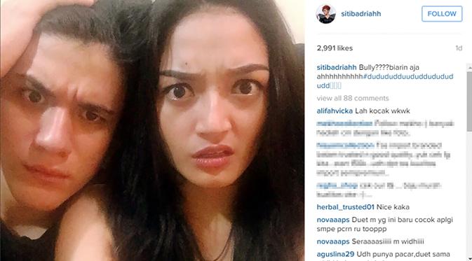 Siti Badriah mengumbar kemesraannya dengan James Thomas. (foto: instagram.com/sitibadriahh)