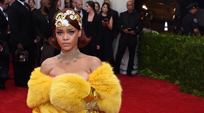 Rihanna saat menghadiri MET Gala 2015. (foto: hollywoodreporter)