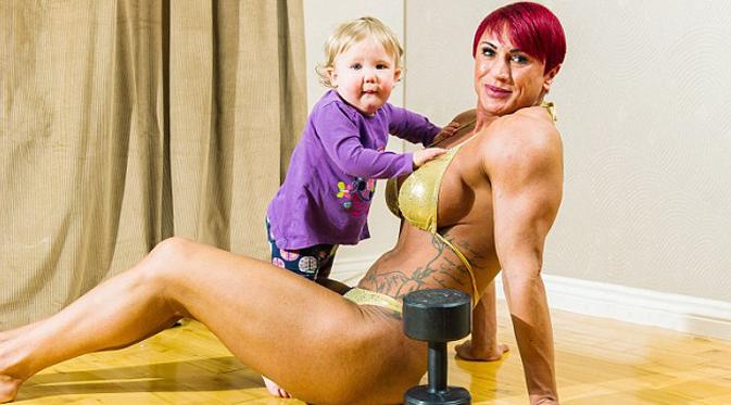 Meski dilarang dokter untuk angkat beban selama masa kehamilan, Lorna Biggam tetap melakukannya agar ototnya tetap terjaga kekuatannya (www.dailymail.co.uk)