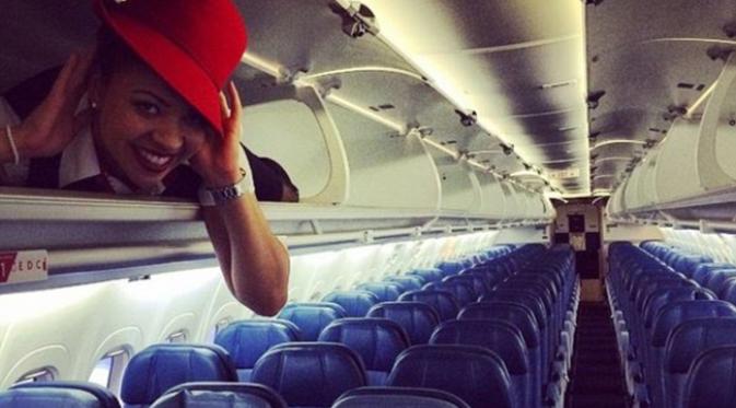 Pramugari Cantik Berpose lucu di kabin pesawat usai penerbangan