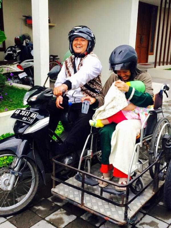 Aji Mustafa bersama sang istri dan anaknya di motor yang sudah dimodifikasi | Via: facebook.com/saptuari-sugiharto