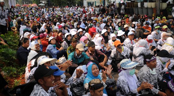 Ribuan guru honorer dari berbagai wilayah duduk di ruas jalan Asia Afrika Jakarta, Selasa (15/9/2015).  (Liputan6.com/Helmi Fithriansyah)