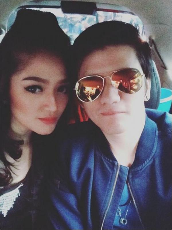 Kemesraan Siti Badriah dan James Thomas (via Instagram/James Thomas)