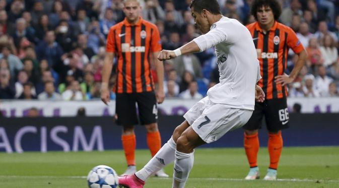 Ronaldo saat mencetak gol ke gawang Shakhtar